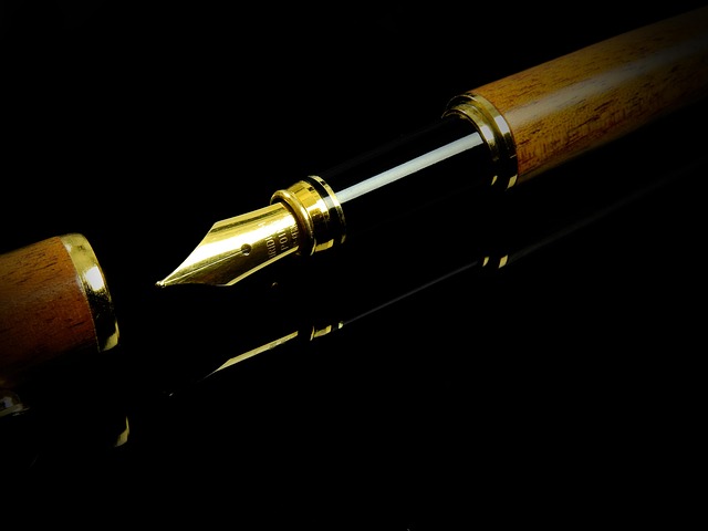 Fountain pen tip with ink line samples showing thickness variation